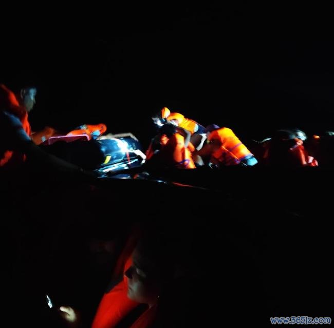 游轮被击沉游客漂流数小时：有人吓吐 巨浪致船体受损进水